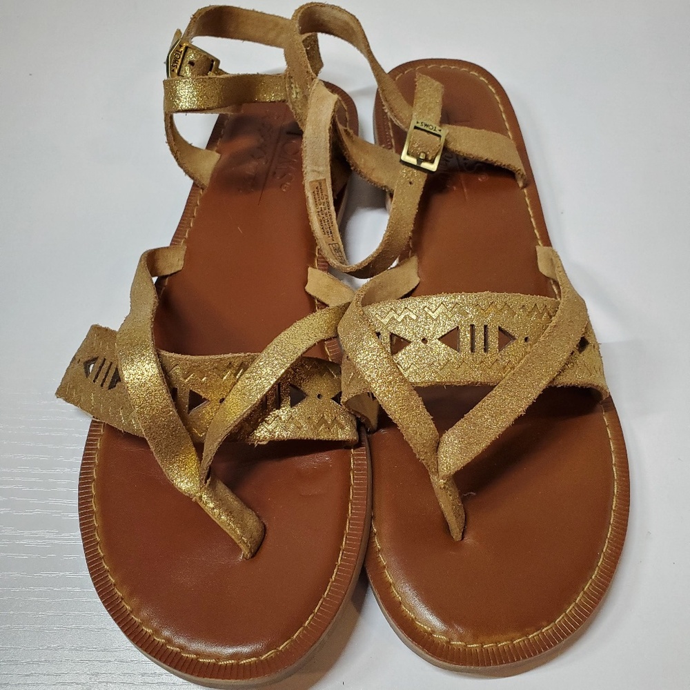 TOMS Women’s Lexie Sandals 9 Gold Brown Leather Strappy Roman Thong Beach
